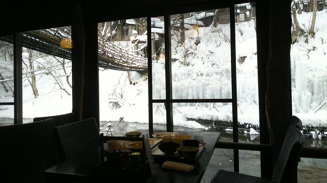 吊り橋よりも低い位置に朝食場所があります。川が近く、吊り橋を下から見上げるなんて、良い眺め。