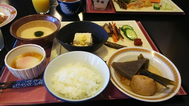 朝食は、ビュッフェです。手作り湯豆腐、美味しかった。満足。
