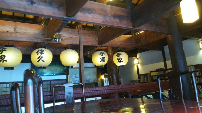 チェックアウトまで、二階のライブラリーでまったり。