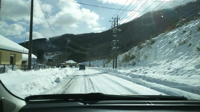 帰り道。除雪車がすでに入っていますが、まだ日が上りきっていないので、雪が残っています。ゆっっくり、安全運転。