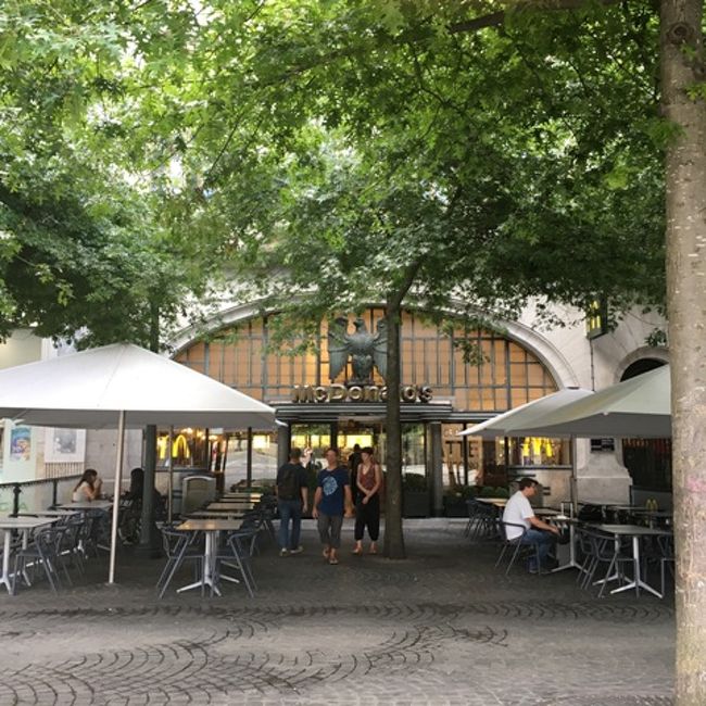 早速、世界１？美しいマックとやらに行ってみます。<br />アパートからすぐ。