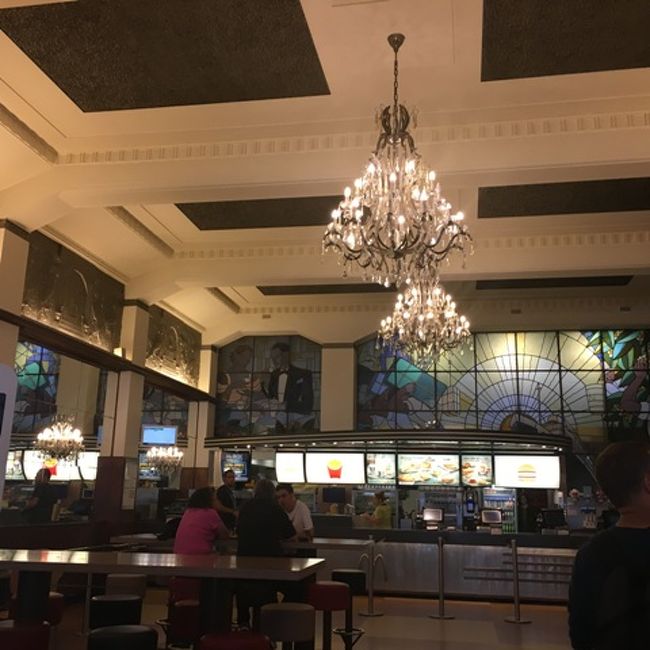 うわぁ、シャンデリア!!!<br />コーヒーか何か飲んで行こうと思ったんだけど、注文方法が機械！で、躊躇しました。申し訳ないけど、そのまま出てきちゃいました。