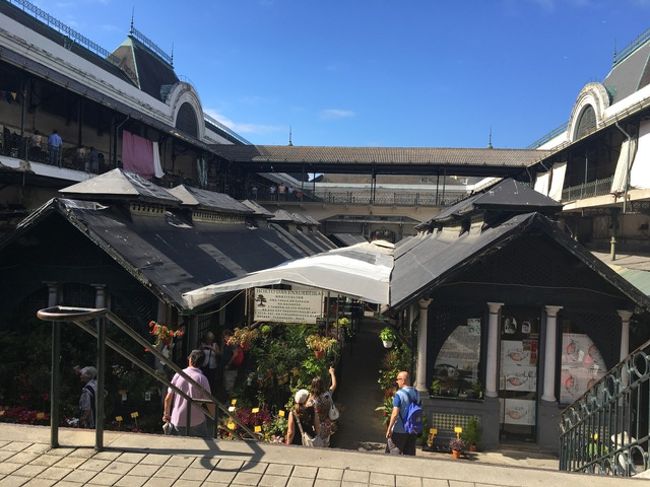 2階建てになっていますが、2階部分は八百屋さんがちょっとあるくらい。ちょっと小ざっぱりしている市場です。ここ、観光客向けにも視野を広げて、もうちょっと開発すべきだと思う。<br /><br />２階の八百屋さんで、マスカットを買いました。