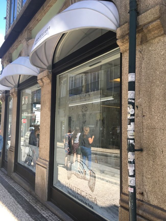 ボリャオン市場を出て、この”手”のマークのエッグタルト屋さんへ。ここ、リスボンにもありました。2個で２ユーロ。