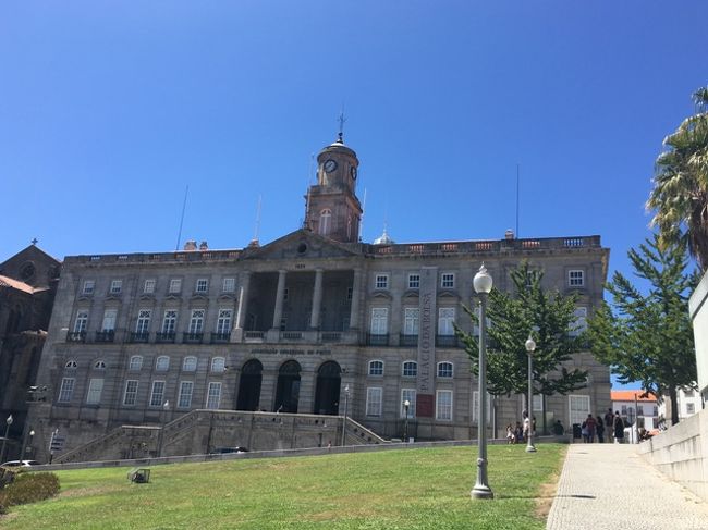 ボルサ宮に着きました。ここで、受付すると、「○時のツアーですが、いいですか？」的なことを言われ、受付を済ませます（8.5ユーロ）。時間があるので、すぐ近くのサンフランシスコ教会に向かいます。