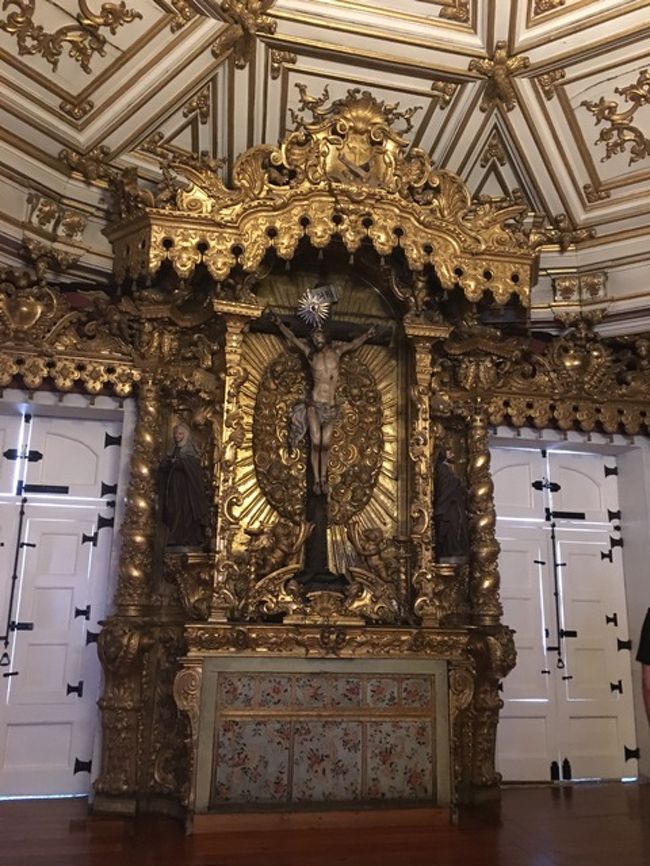 パリやイタリアのそれとは違う気がする祭壇。