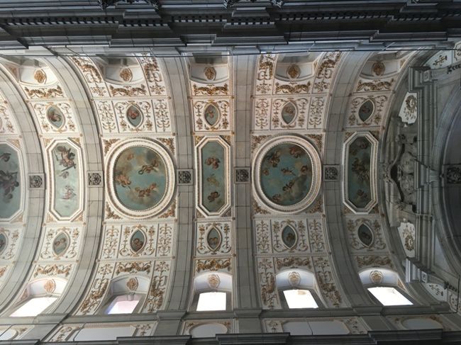 ボルサ宮のツアーの時間になりました。英語ツアーにとりあえずついていく。素敵な装飾の天井。