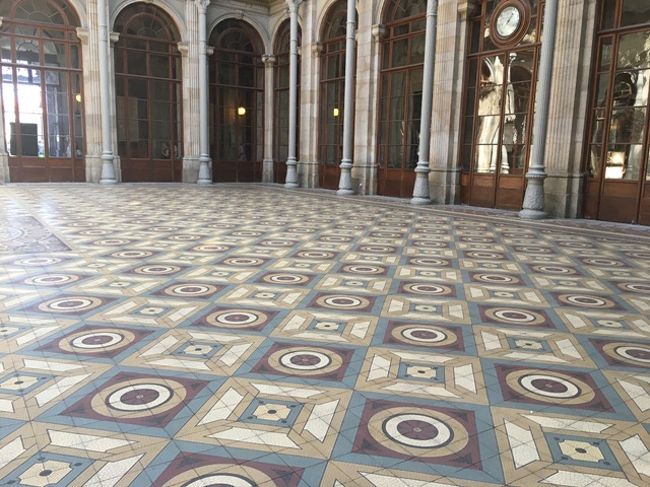 この床の装飾が、何気にアジアや中東を思わせる…