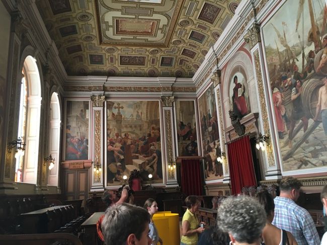 壁面いっぱいに絵画。