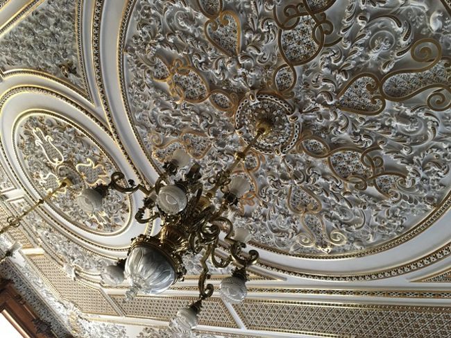 天井の装飾が、ちょっぴりイスラム圏っぽい。