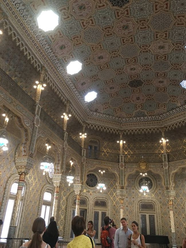 この天井の模様がやっぱりイスラムっぽい。
