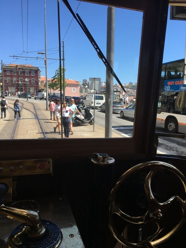 あまりトラムの本数が多くないため、歩行者が線路を思いっきり通行中。