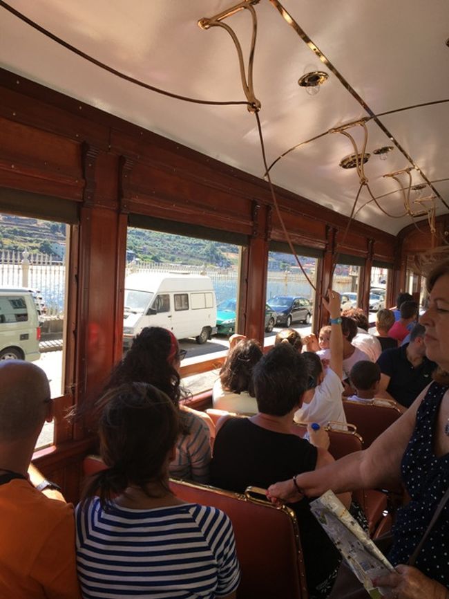 この吊革代わりの紐が面白い。