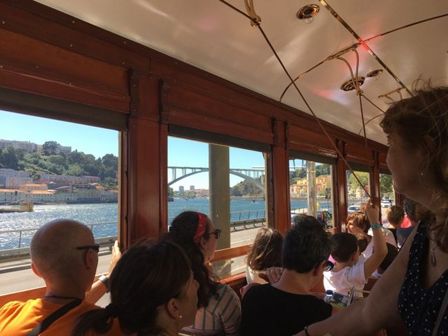 ドウロ川を眺めながらのトラム。It's POLTUGAL！