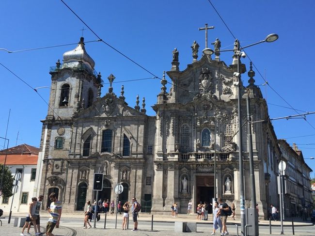 カルモ教会に着きました。厳かな雰囲気。これまで、多くの人々の心の支えになった場所なのでしょうね。