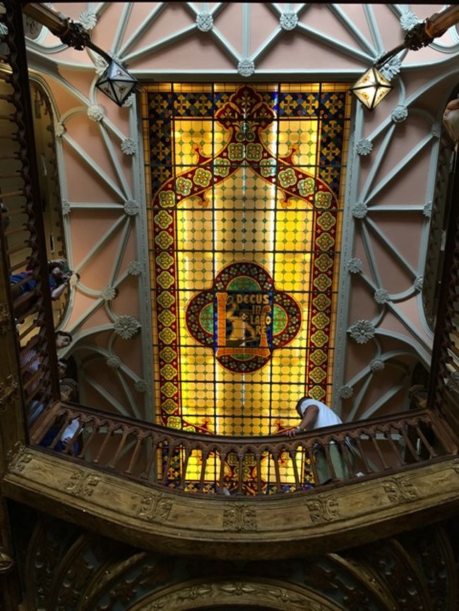 天井には、こんな装飾。日本でいう帝国ホテル、大正時代の鹿鳴館的な建築物の立ち位置なのかな？