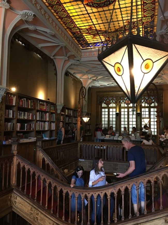 この湾曲した橋！現代であっても斬新すぎる。