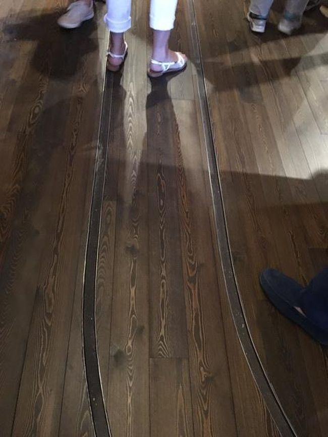 本を運んだレール跡。