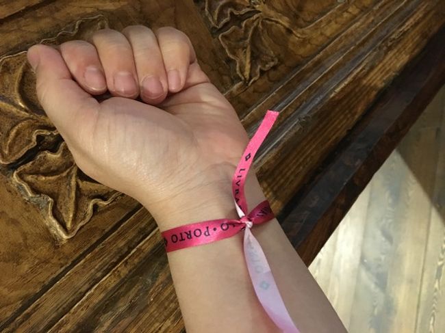 待っている間に、１人のアジア人おばちゃんが気になったのか、「何色がいい？」と聞かれ、リストバンドをつけてもらいました。旅の間、ずっとこれをつけていて、見る度に顔がニヤけるほど、うれしいサービスでした♪