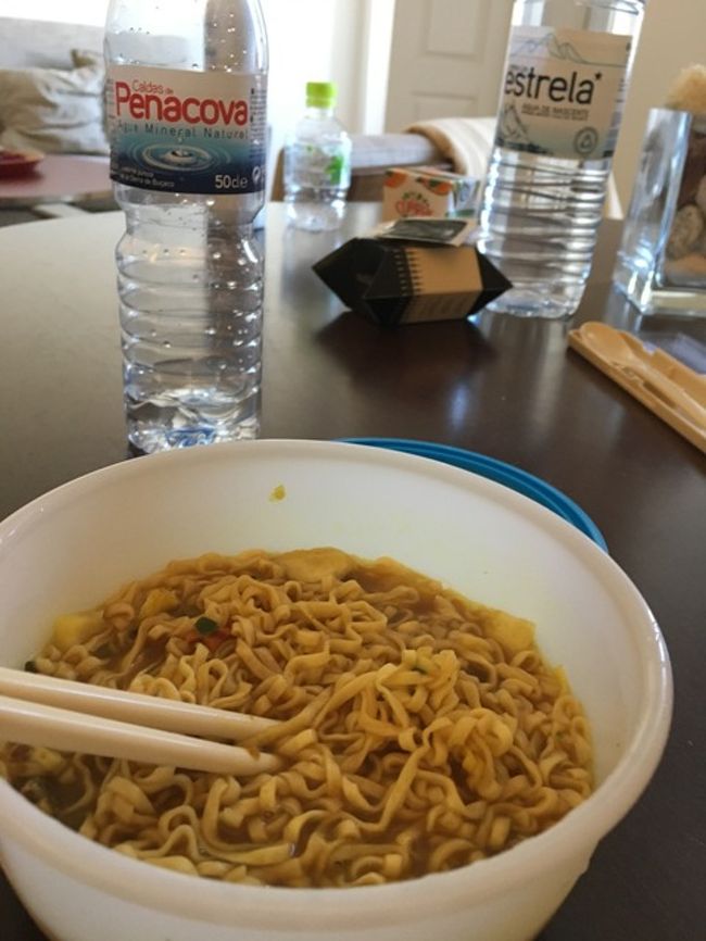 夕飯を食べ損ねたので、アパートでカレーヌードルを。深い食器がないため、タッパーをお皿代わりに使用。