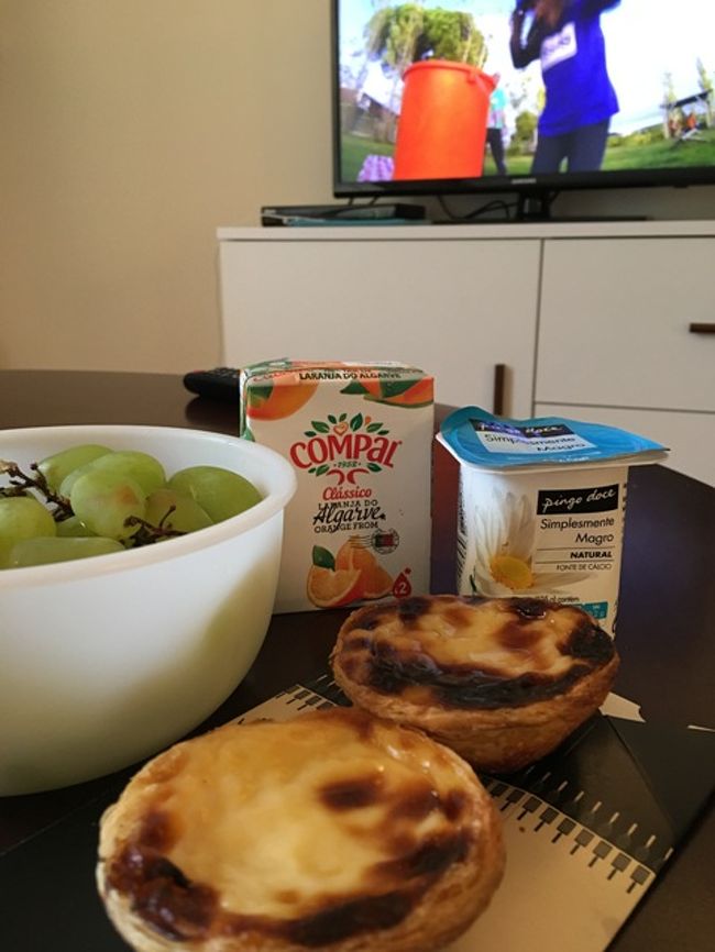 さて、本日はポルトを１日観光できるラストデイ！昨日購入したもので、サクッと朝食を。