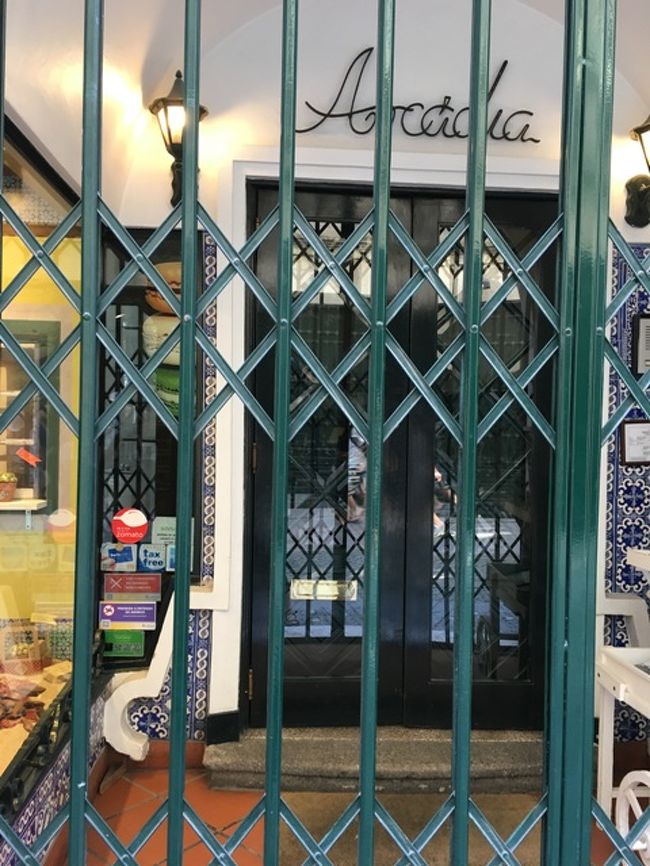 歩き方に掲載されていたチョコレート屋さんに行ってみるものの、休み。えぇ、日曜日ですものね…