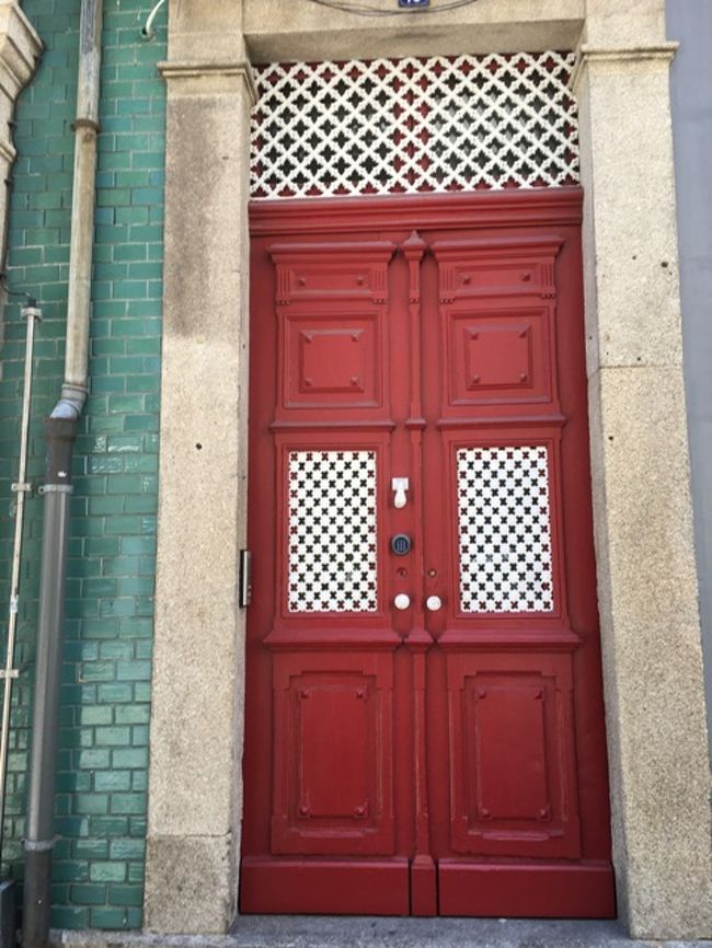 この赤と緑の色合いもいいし、白いドアノックがファティマの手っぽい。ポルトガルとモロッコも近いし、文化も流入したりされたりしていたのかな？