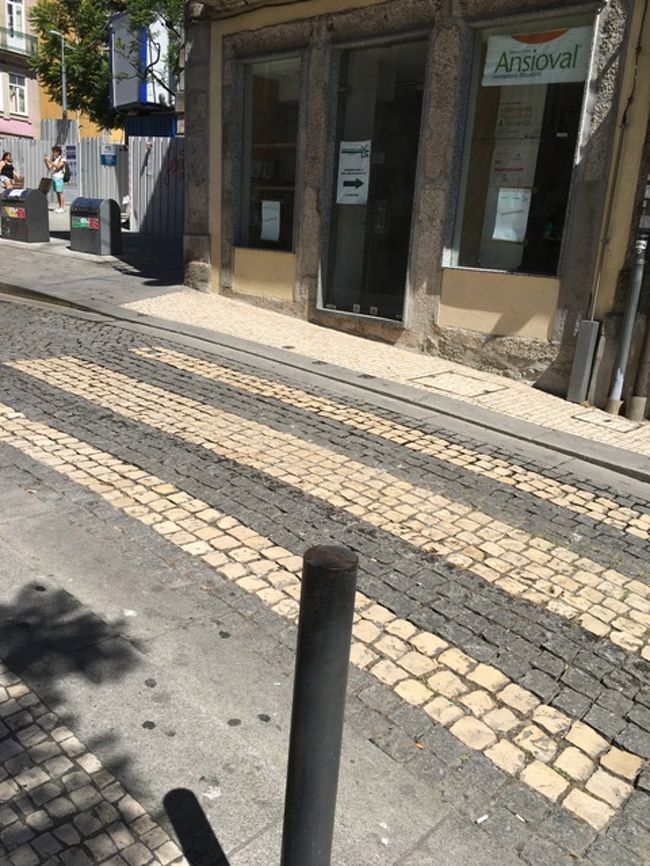 横断歩道も石畳モザイクっていうのが、おもしろい！