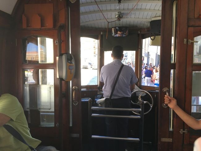 さて、そこからトラムに乗ります。木の温かみがいい！