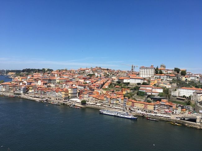 カテドラル近辺で降りて、歩いて対岸に向かいます。