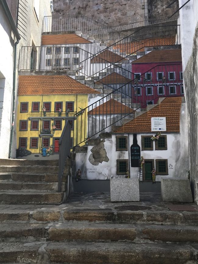 ワイナリーを目指します。そう、一度フラれたワイナリーです。階段を利用したウォールアート。