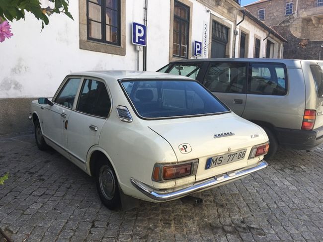 こっちはレトロなトヨタ車だったかな。