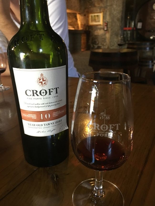 ツアー前に２？３種類の試飲があり、ツアー後も１種類の試飲がありました。ツアー後に購入も可能。ツアーなしでもワインは買えます。荷物になるのがいやだったので、ミニボトル（２ユーロ×３本）を友人と自分用に購入。