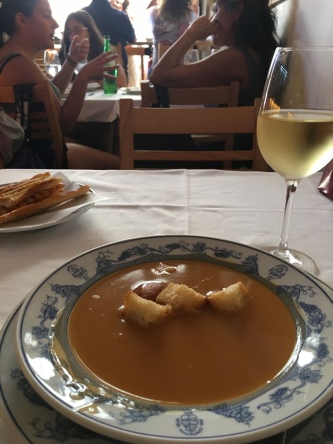 魚介のクリームスープ。<br />隣のスペイン人のご夫婦のご主人が、ガーリックをパンにこすりつけて、オリーブオイルをかけて食べていたのを、「おいしそう~」と思ってガン見してたら、「食べる？」と少し分けて頂いた。おいしかった♪<br />このご夫婦、夫婦間に特に会話もないんだけど、ゆったりと食事を楽しんでいて、素敵なご夫婦だったな。