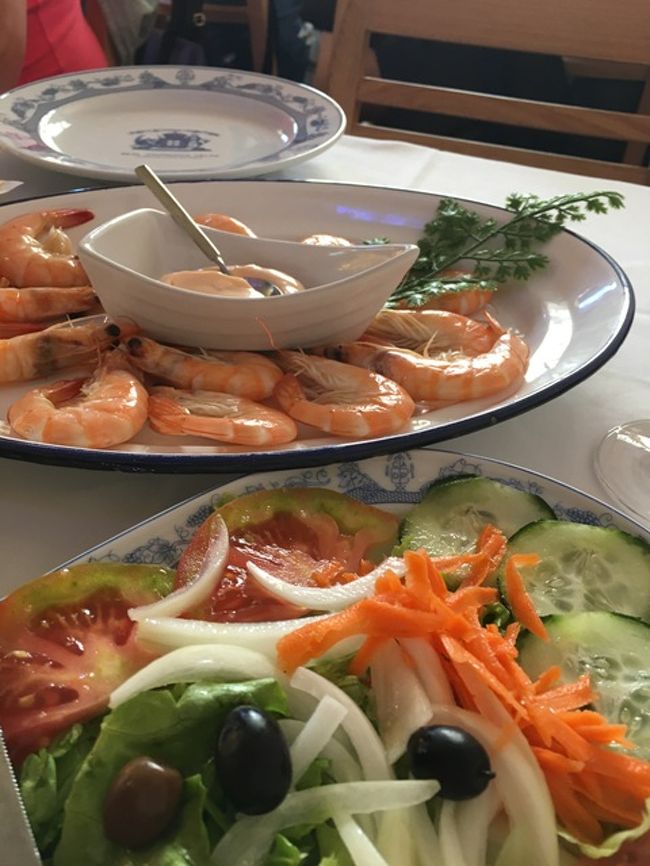 エビ、そしてサラダ。ワインも含めて22.5ユーロチップ込みで25ユーロ。