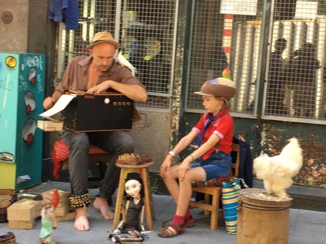 flores通りをぷらぷらと歩きながら、またこの親子芸人に会いました。いろいろなポルトの人の集まりそうな場所を移動しながら、芸をしています。子どもさんとチェスをしながらアコーディオンを弾いたり、人形を動かしたりしていました。<br /><br />この後、world needs NATAで翌朝の朝食用のナタを買いました。釣銭詐欺に遭いそうでしたが、相手をじーーっと見つめていたら、自主的に詐取分を返してきました…。<br /><br />さて、翌日はリスボンに移動します!!!<br />