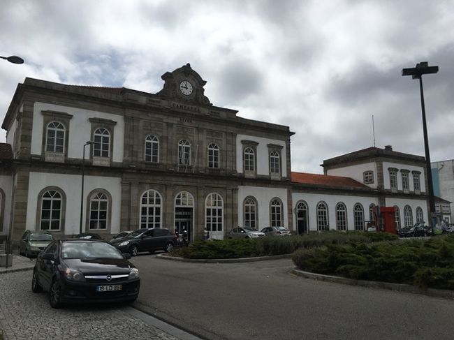 かなりでかめのスーツケースを引きずって、サンベント駅へ。そうそう、今日はポルト→リスボンへ向かう途中のカンパニャン駅で降りて、ランチをします♪<br /><br />とりあえず、サンベント→カンパニャンまでのチケットを買おうと券売機にトライするもののよく分からず、窓口に並んでチケットを購入し（1.9ユーロ）、電車に乗りました。そこで、車掌さんのチケットチェックを受けて、チケットを見せたのに、「違うのよ」的な事を言われ、困惑していると、「まあ、いいわ」的な感じで見逃され？ました。あのチェックは何だったんだろう???
