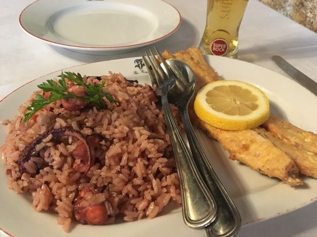 さて、こぢんまりとしたかわいらしいカンパニャン駅に着き、向かったのは「カーサ・イネス」という料理屋さん。でも、開店前の雰囲気はする。ちょっと待っていると、近所のおばちゃんが通りかかる。「大丈夫。そのうち開くわよ」と言って？いるような感じ。30分待つ。でも、12：15になっても開かないので、諦め、歩き方掲載の「カーサアレイショ」へ。<br /><br />「カーサ・アレイショ」のスタッフは日本人に慣れている＆日本語メニューもあり。注文の際には「タコ？」とか「おいしい？」とかポルトガルに初めての日本語に戸惑う（笑）店内には続々と私と同じようにポルト→リスボンへ電車移動のついでにこちらを訪れる日本人が多いらしく、40代ご夫婦×２、60代ご夫婦と、その瞬間７名の日本人が!!!<br />ちなみに、タコのてんぷら＆ごはん（ハーフサイズ18.9ユーロ）は量もほどよく、味もおいしかったです♪（私は、Solar Ｍoinho de Ventの方が好みです。）