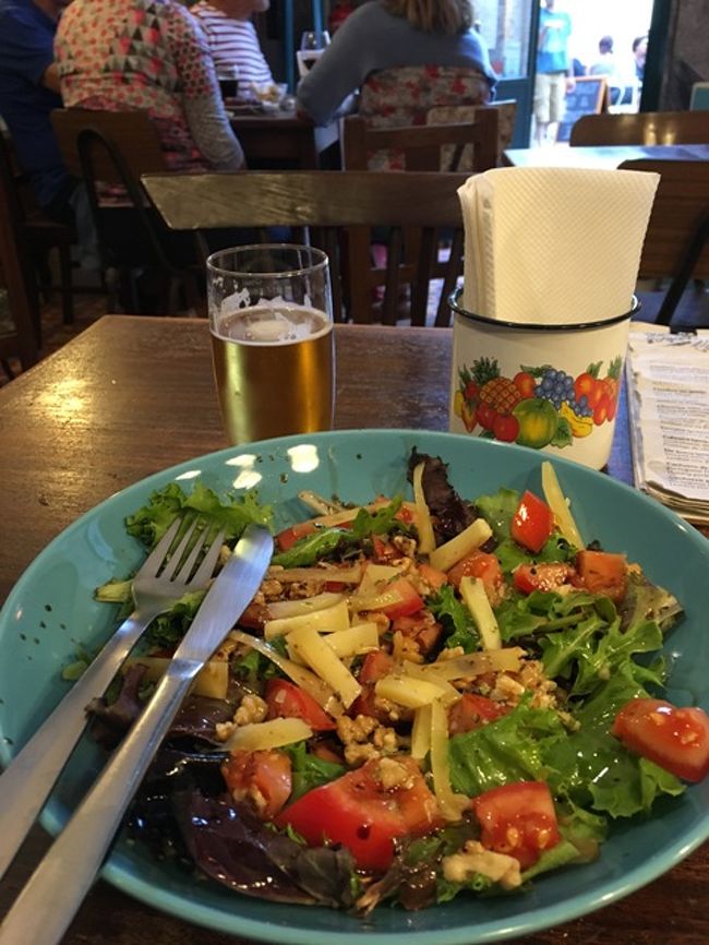 とりあえずお腹がすいたので、カテドラルあたりまでふらつきながら夕飯場所を探す。地元民っぽい人がくつろいでいる食堂っぽい店にＩＮ。サラダ＆ビール。5.95ユーロ。