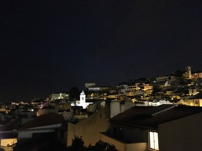 アパートの窓からの眺め。なんだか、住んでる気がしてくるから不思議です。