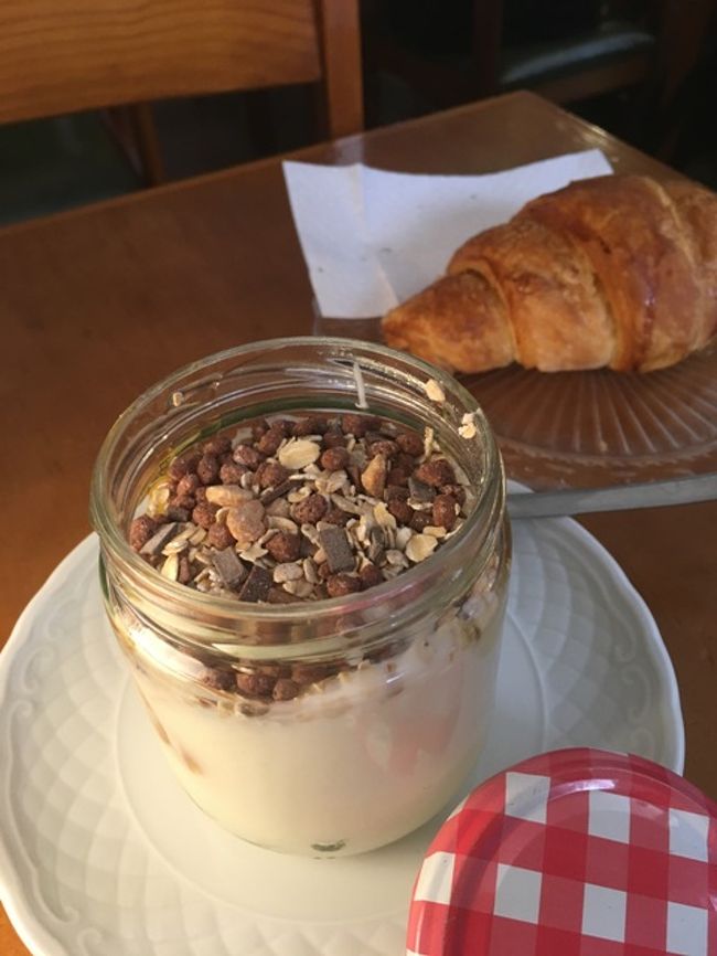 クロワッサン、ヨーグルト