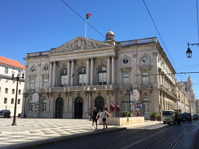 市庁舎。てくてくと進み…