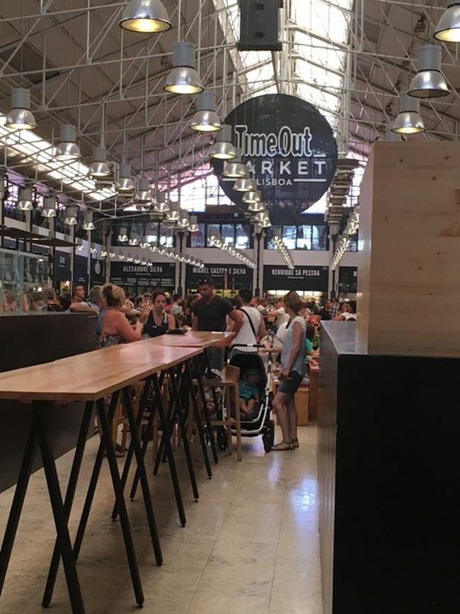 雑貨店や缶詰屋などもあり。<br /><br />また、観光客向け部分だけではなく、地元民向けの部分もあり、私はぶどう、もも、洋ナシ（1.69ユーロ！）を買いました。