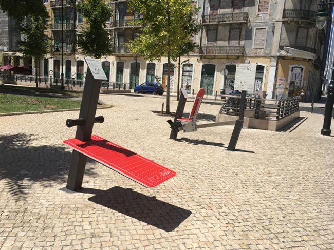 さて、とりあえずリベイラ市場を出て、先に進みます。特に予定はないので、なんとなく見ておきたいものを抑えにいくのです。公園の運動機器!!!こういうのが、アジア感出しちゃうんだよな~