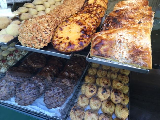 途中、見かけたパン屋。