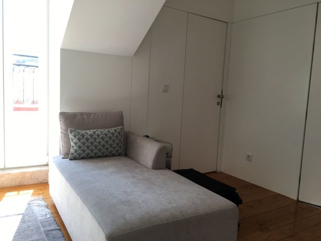 朝に撮影。ソファリビングの奥の扉が寝室。手前にちょっぴりだけ見える扉がシャワールーム。結構コンパクトに収まっています。これで、7泊879.37ユーロ≒109,425円。1泊15000円ちょっと。