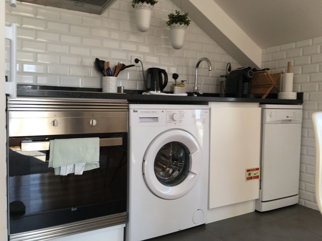 冷蔵庫はもちろん、食洗機、電子レンジもあったと思う。洗濯機の洗剤も置いてある。フライパンや食器も。