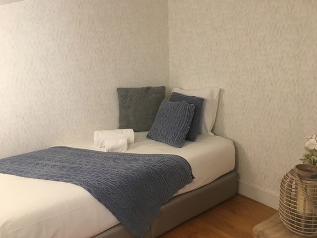 朝撮影のロフトシングルベッド。