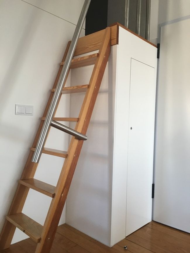 ロフト部分に上る階段です。ここに洗濯ものを干せて便利♪でした。