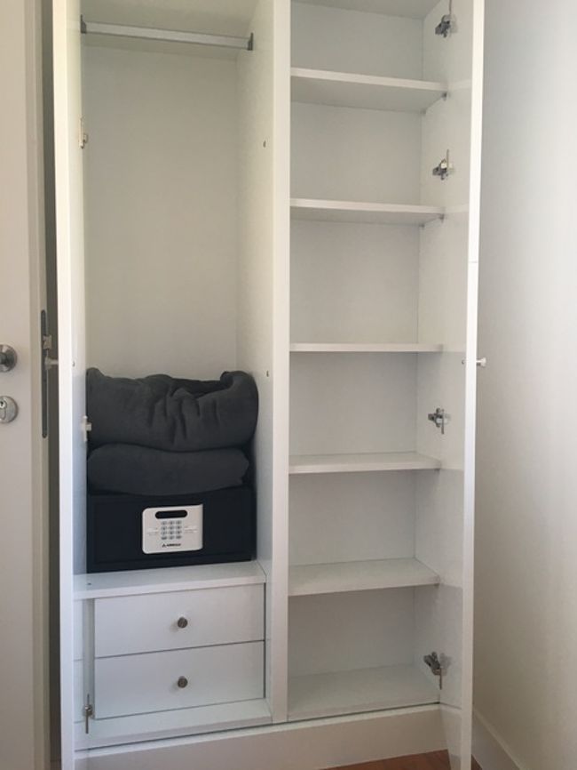 メインベッドルームにあるセーフティボックスや毛布。